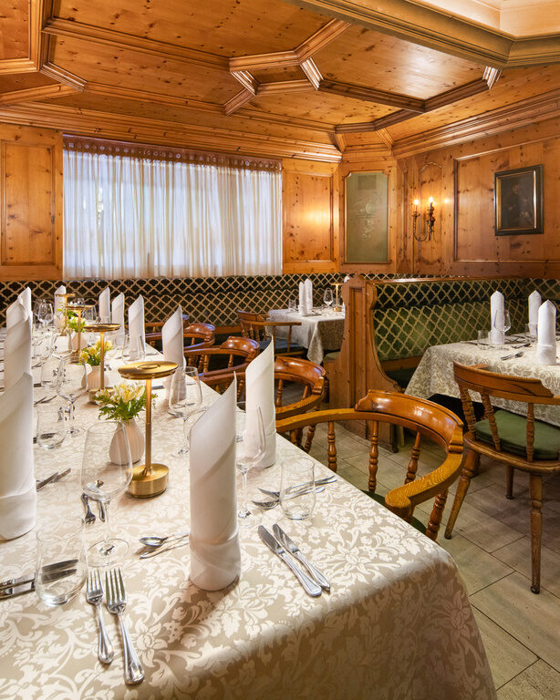 Festlich gedeckter Tische im Zirbenzimmer des Restaurants im Hotel Dreiflüssehof.