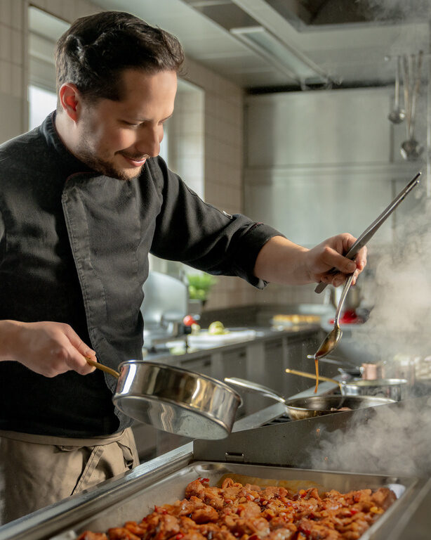 Küchenchef Christoph bei der Arbeit – mit Leidenschaft bei der Zubereitung frischer Speisen