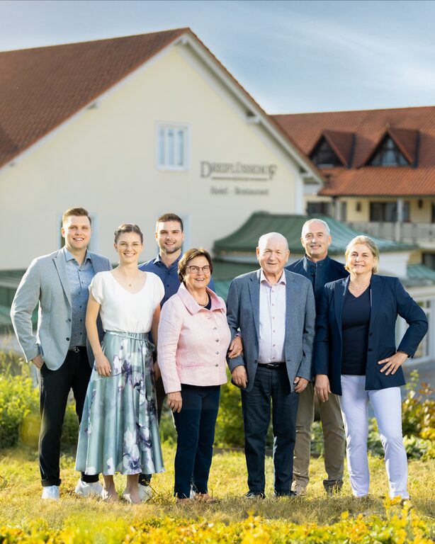 Die Gastgeberfamilie Zellner-König posiert für ein Foto vor dem Hotel Dreiflüssehof in Passau.
