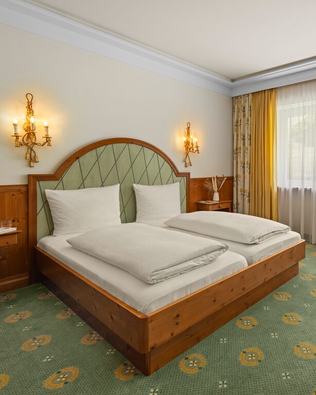 Behaglicher Schlafkomfort im stilvollen Schlafzimmer des Basic-Plus-Zimmers im Hotel Dreiflüssehof.