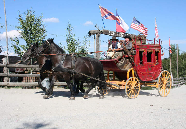 Ein Kutschgespann in der Westernkulisse von Pullman City Bayerischer Wald.
