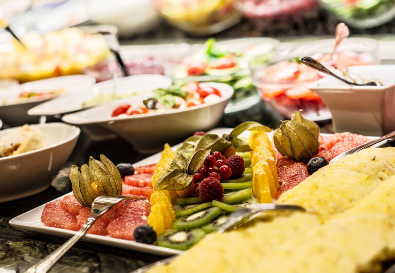 Leckeres Frühstücksbuffet im Hotel Dreiflüssehof mit vielen verschiedenen Speisen.