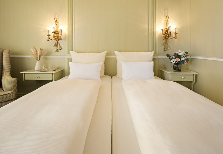 Das gemütliche Komfort-Zimmer des Dreiflüssehofs in Passau bietet gemütliche Betten für eine ruhige Nacht.